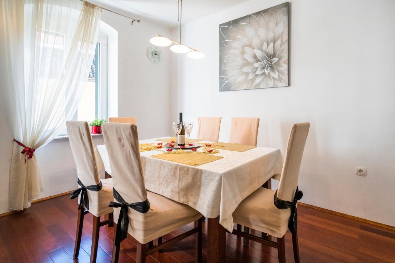 Appartement In Old Town With View *